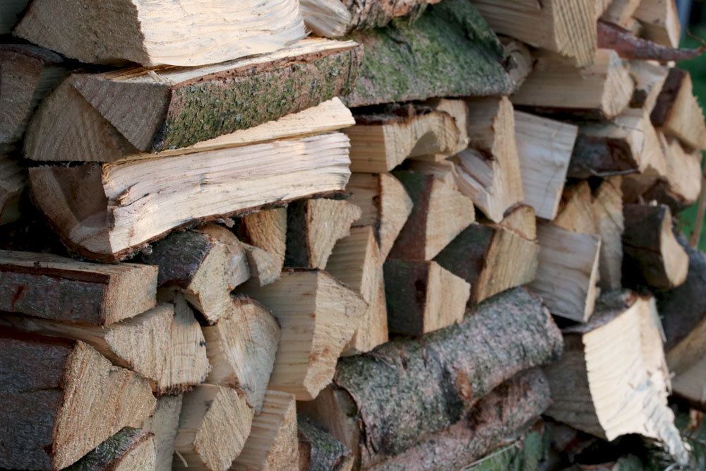 Holz als Brennholz aufgeschichtet