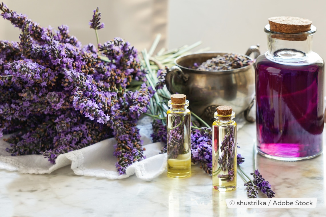 Lavendelöl und getrockneter Lavendel auf Tisch