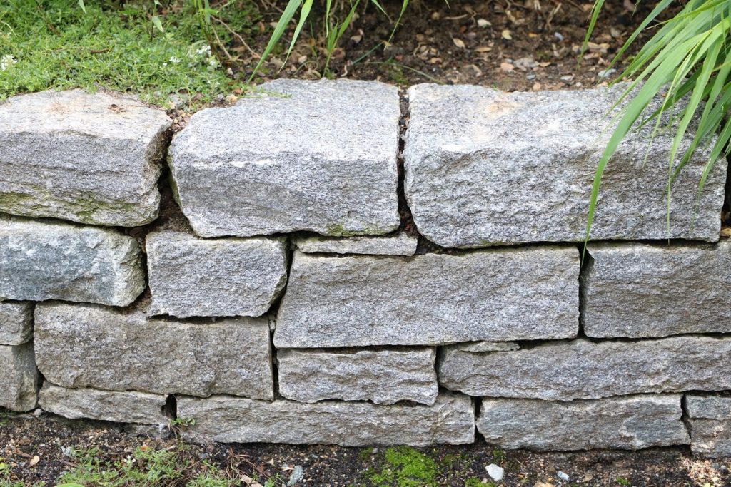 Steinmauer zur Hangsicherung