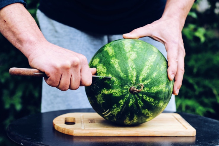Wassermelone aufschneiden
