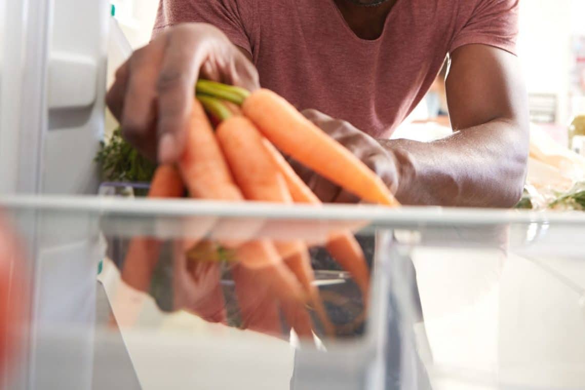 Karotten im Kühlfach lagern - Blick aus dem Inneren des Kühlschranks