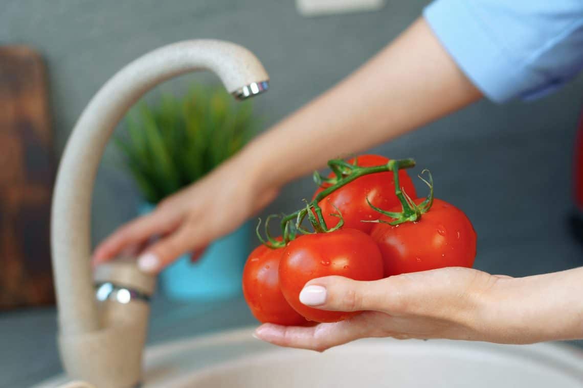 Tomaten unter Wasserhahn abwaschen