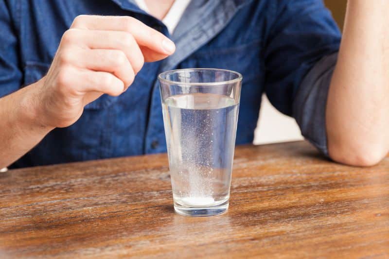 Obstfliegenfalle: Gebissreiniger Tabletten auflösen in einem Wasserglas