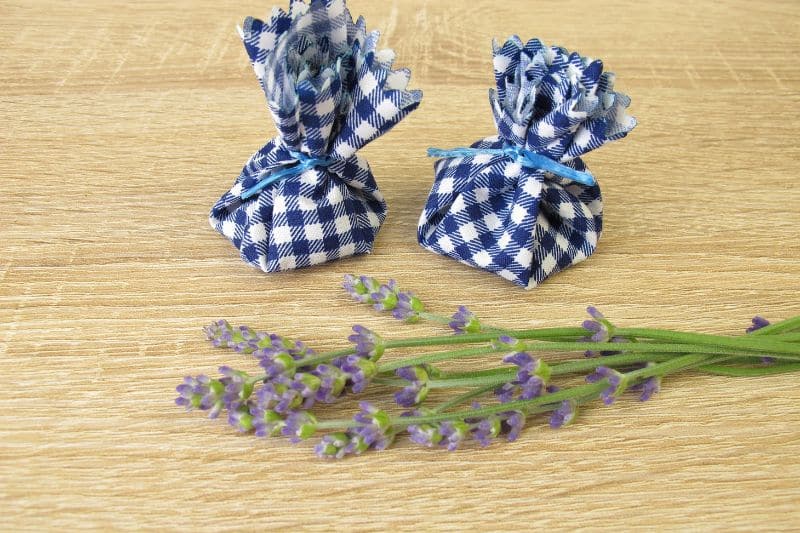 Zwei Lavendelsäckchen 
mit Lavendel