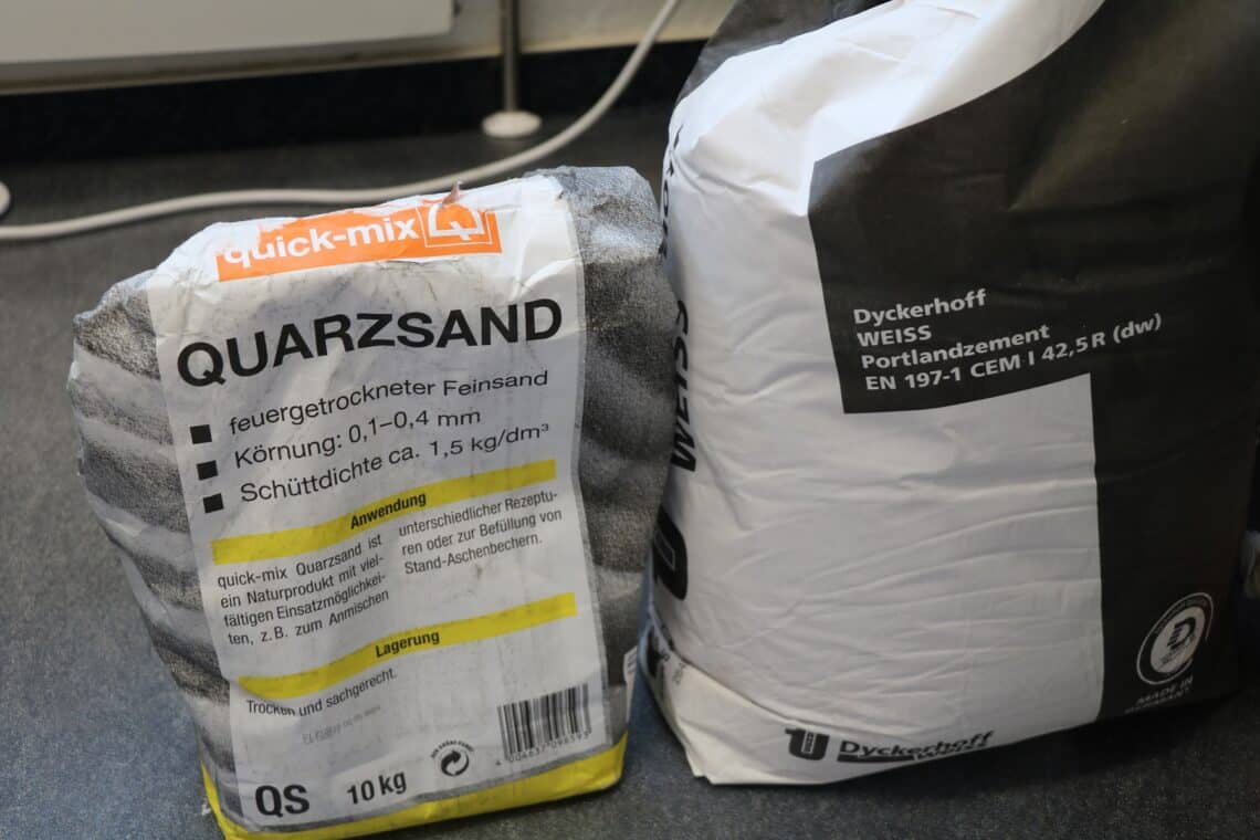 Sack Portlandzement und Sack Quarzsand