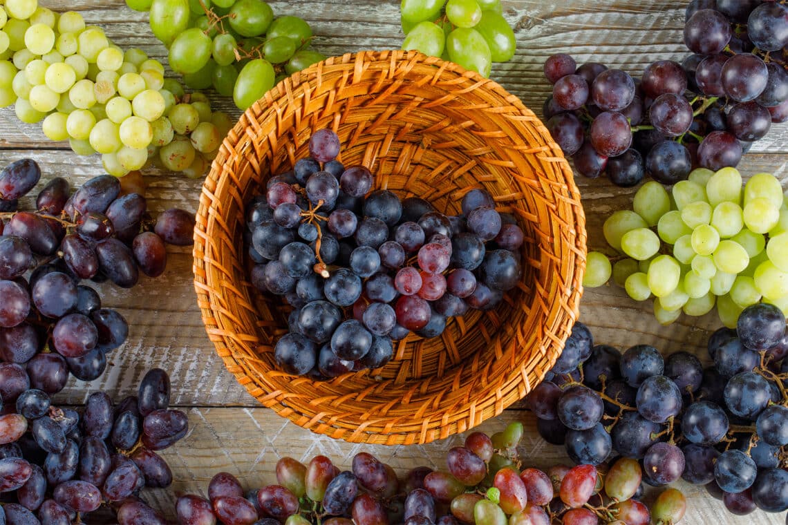 verschiedene Sorten von Weintrauben im Korb