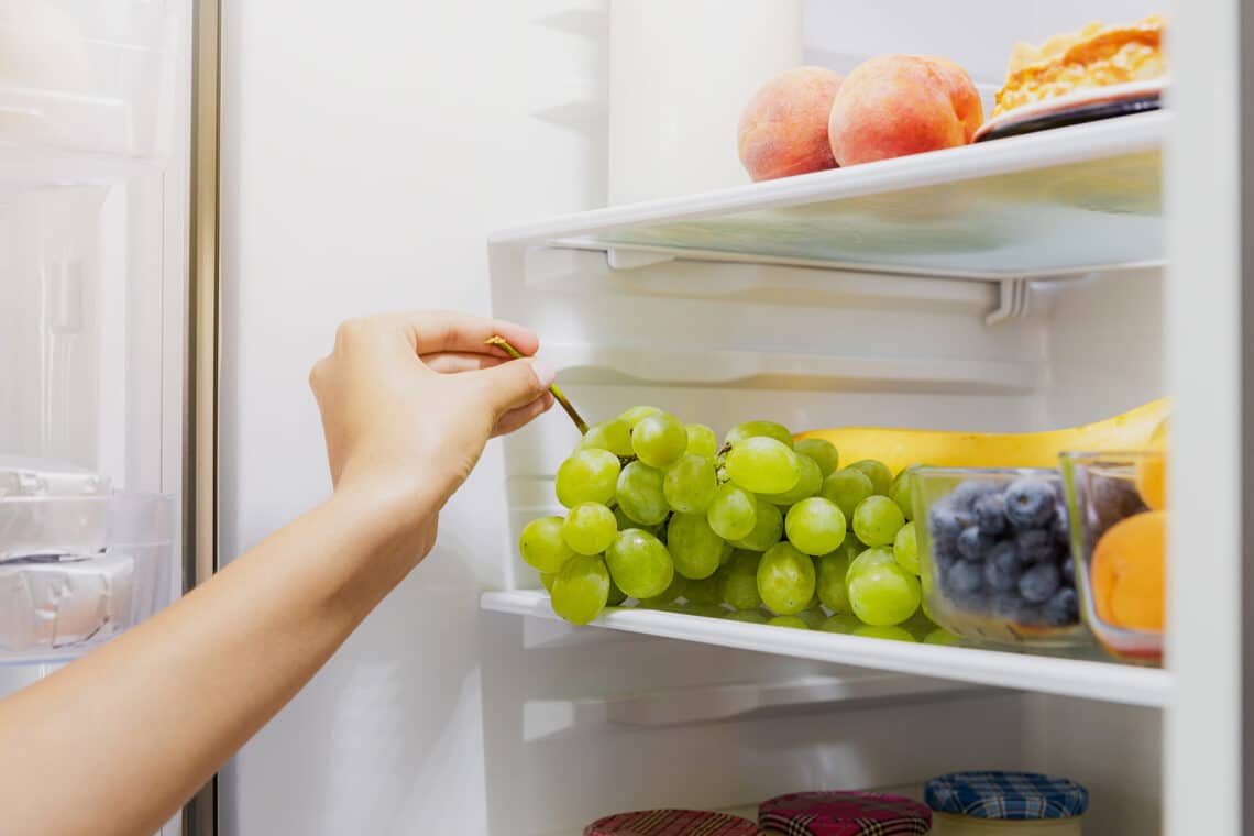 Weintrauben aus dem Kühlschrank nehmen