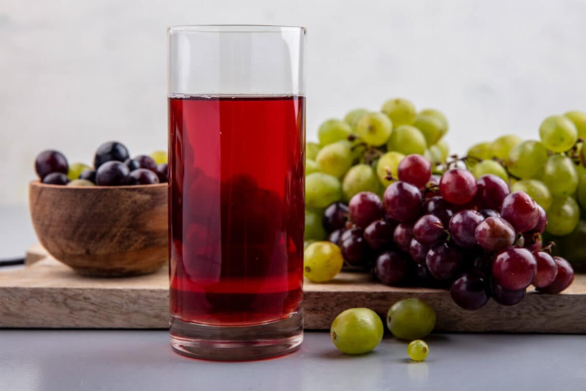Weintraubensaft aus roten Trauben im Glas