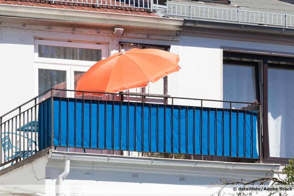 Balkon mit blauem seitlichen Sichtschutz