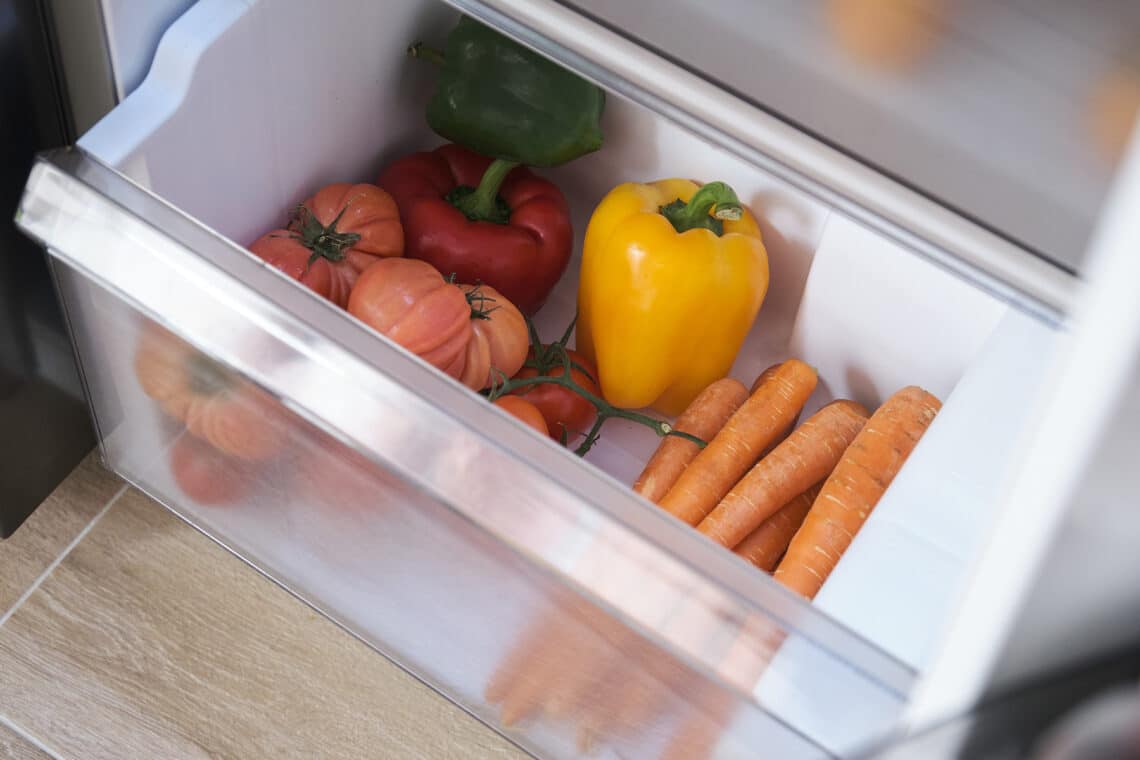 Möhren im Kühlschrank lagern neben Paprika und Tomaten